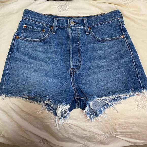Dark Blue Levi’s 501 Shorts - US 28 - Picture 2 of 3
